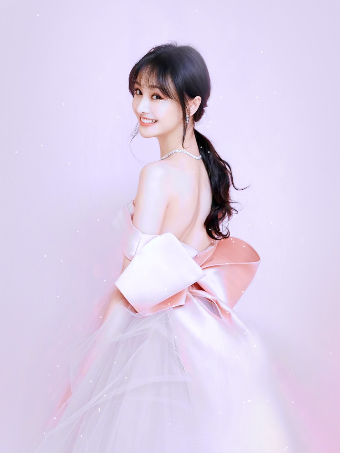 众多周知的"蝴蝶背"代表——郑爽,因为体重快速下降,整个人也显得很