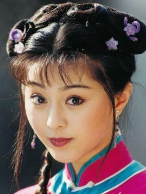 是标准的整容脸模板 范冰冰的脸很标准 三庭五眼,四高三低 标准的大