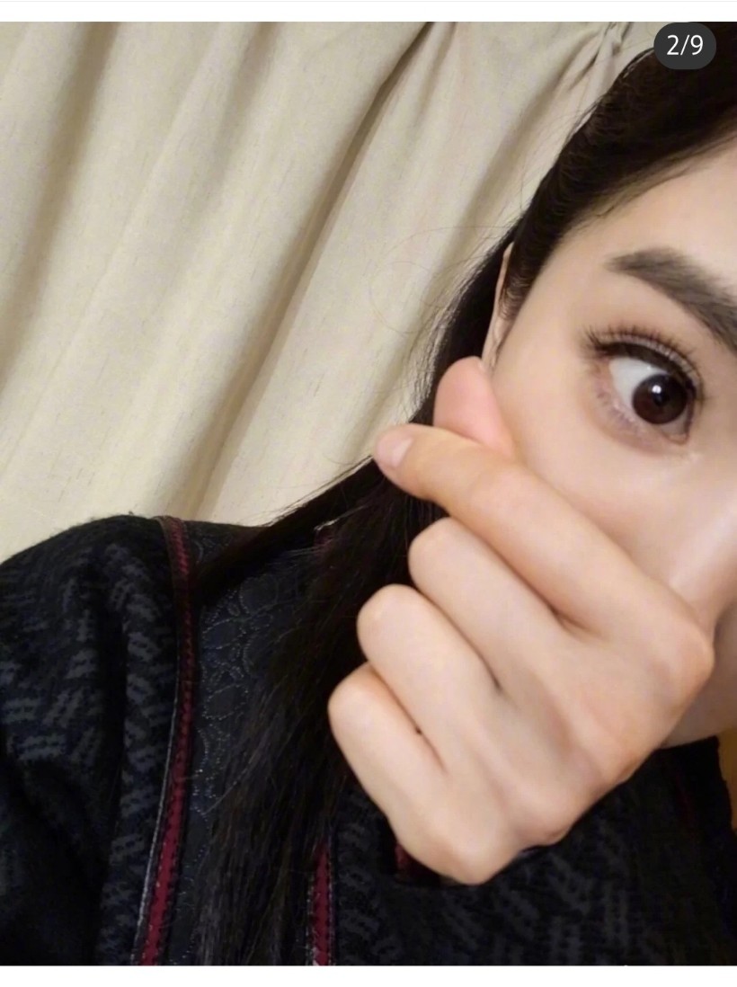 杨幂最新比心自拍照新剧造型曝光又甜又飒