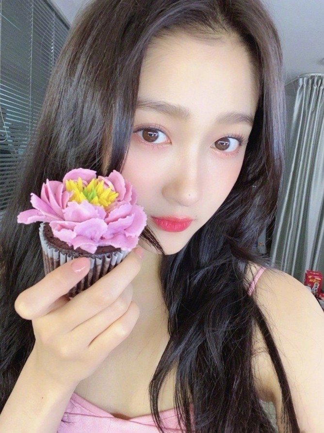 关晓彤最近因为跟鹿晗甜甜的爱情,口碑有些好转哦～之前的一组广告片