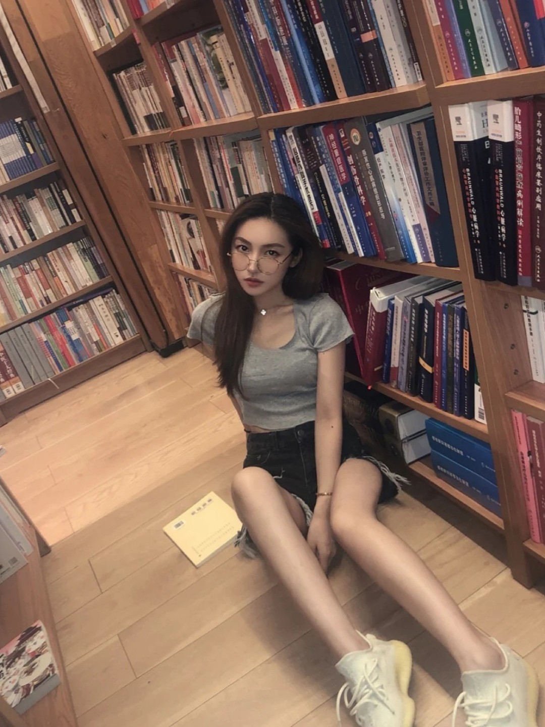 都流露出性感姿态,挑件普通的收身的衣服随随便便都透漏出性感身段