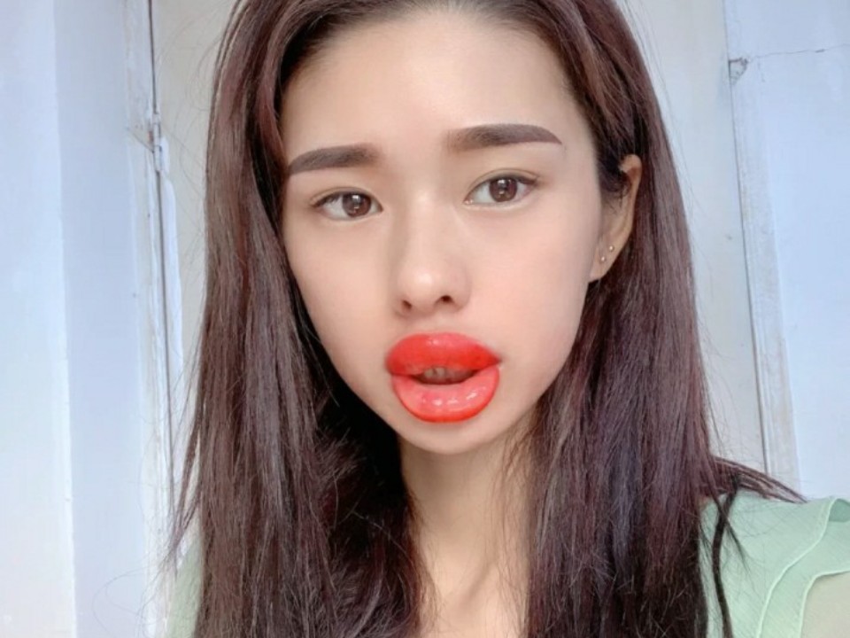 自己的嘴唇看起来十分的没有血色,需要经常的涂着口红_圈子-新氧美容