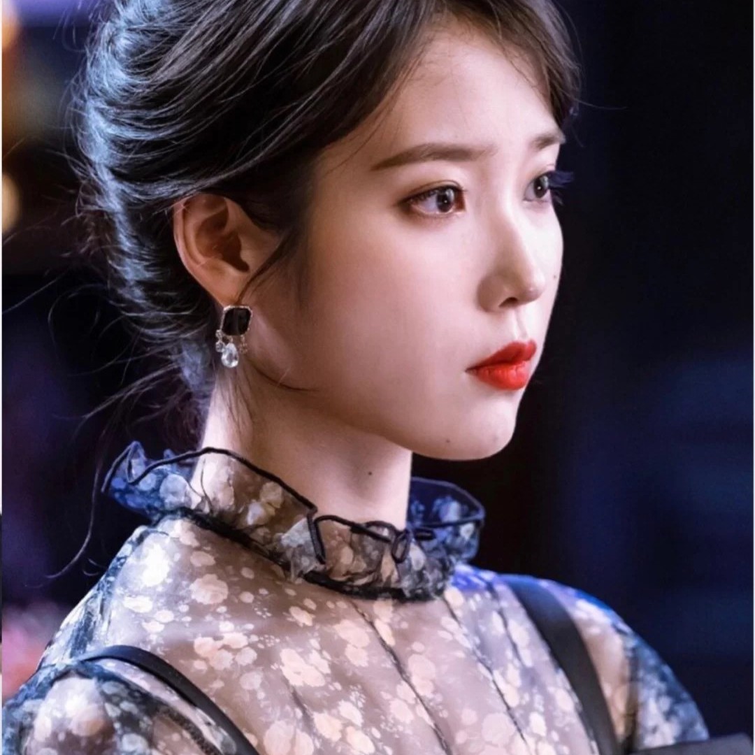 凭什么iu能用幼稚脸完美撑起复古风?