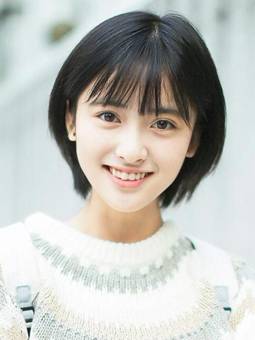 脸型 沈月小姐姐的脸型中规中矩,在好看与不好看之间徘徊,属于圆脸的