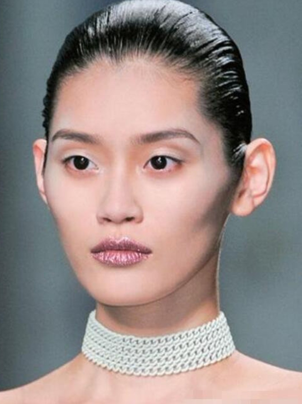 较强,整体面部轮廓更偏凌厉,虽然这样的长相还蛮符合国际的超模脸标准