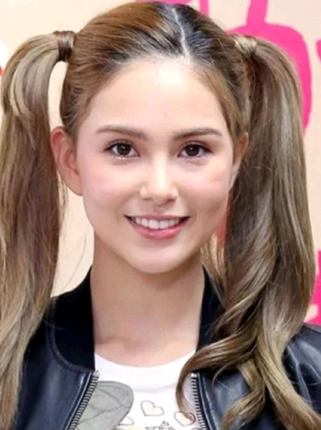 我就发现了她的脸部缺陷了——印第安纹