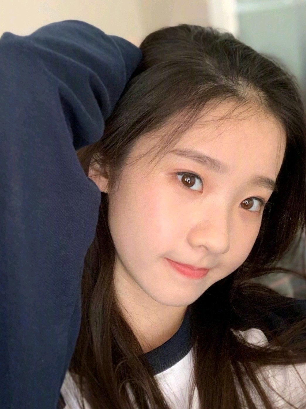 【五官分析】 脸:她的脸属于标准的鹅蛋脸,整个脸部线条是流畅的.