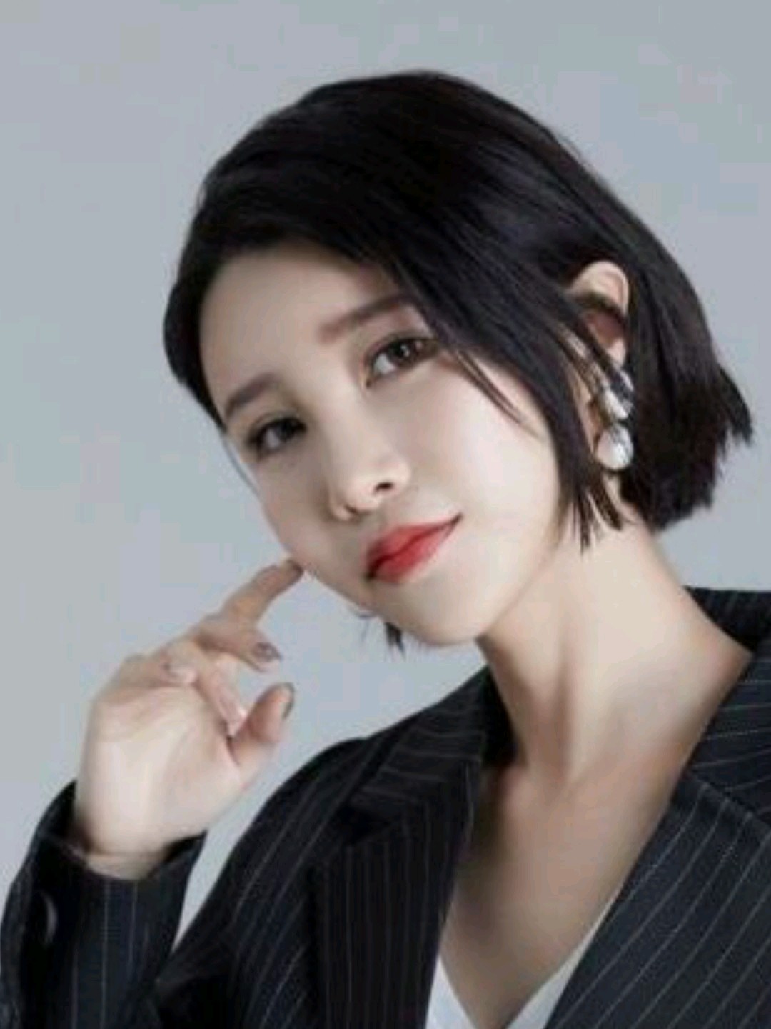 有"小柳岩"之称的张沫凡,自嘲自己是假脸网红,在微博上跟粉丝分享自己