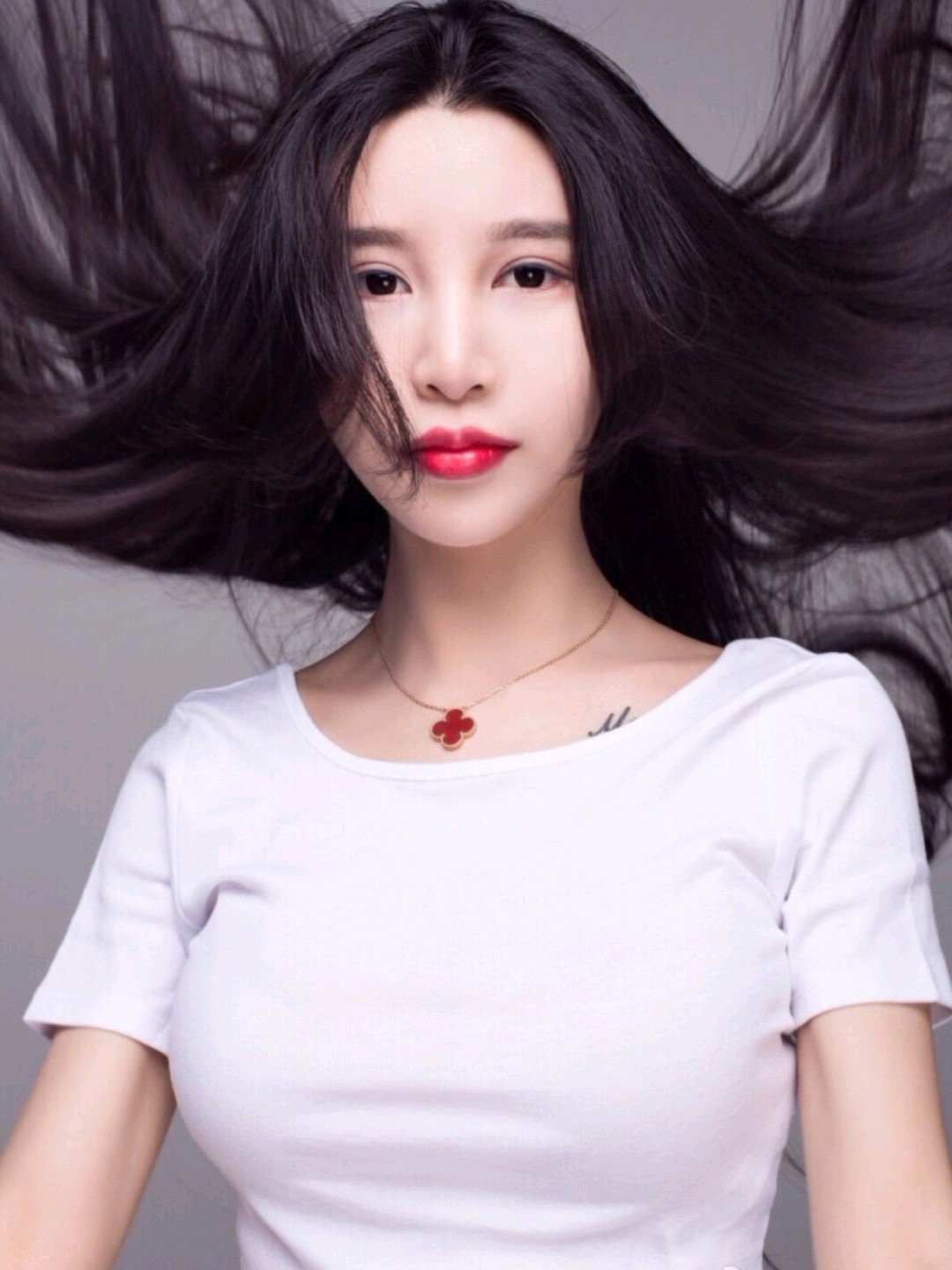 有"小柳岩"之称的张沫凡,自嘲自己是假脸网红,在微博上跟粉丝分享自己