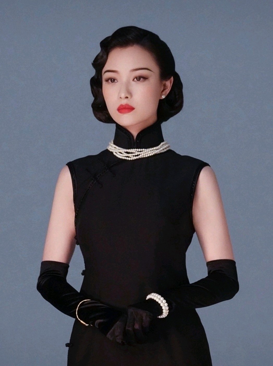 93"锦袍华贵淑女娇,玲珑曲折现苗条.