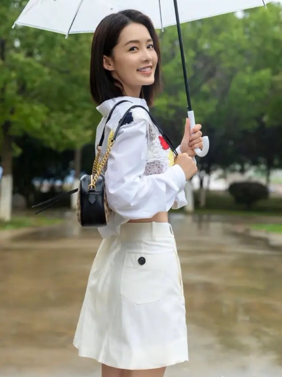 李沁每次出现在公众面前都会给人一种非常舒服的感觉,_圈子-新氧美容
