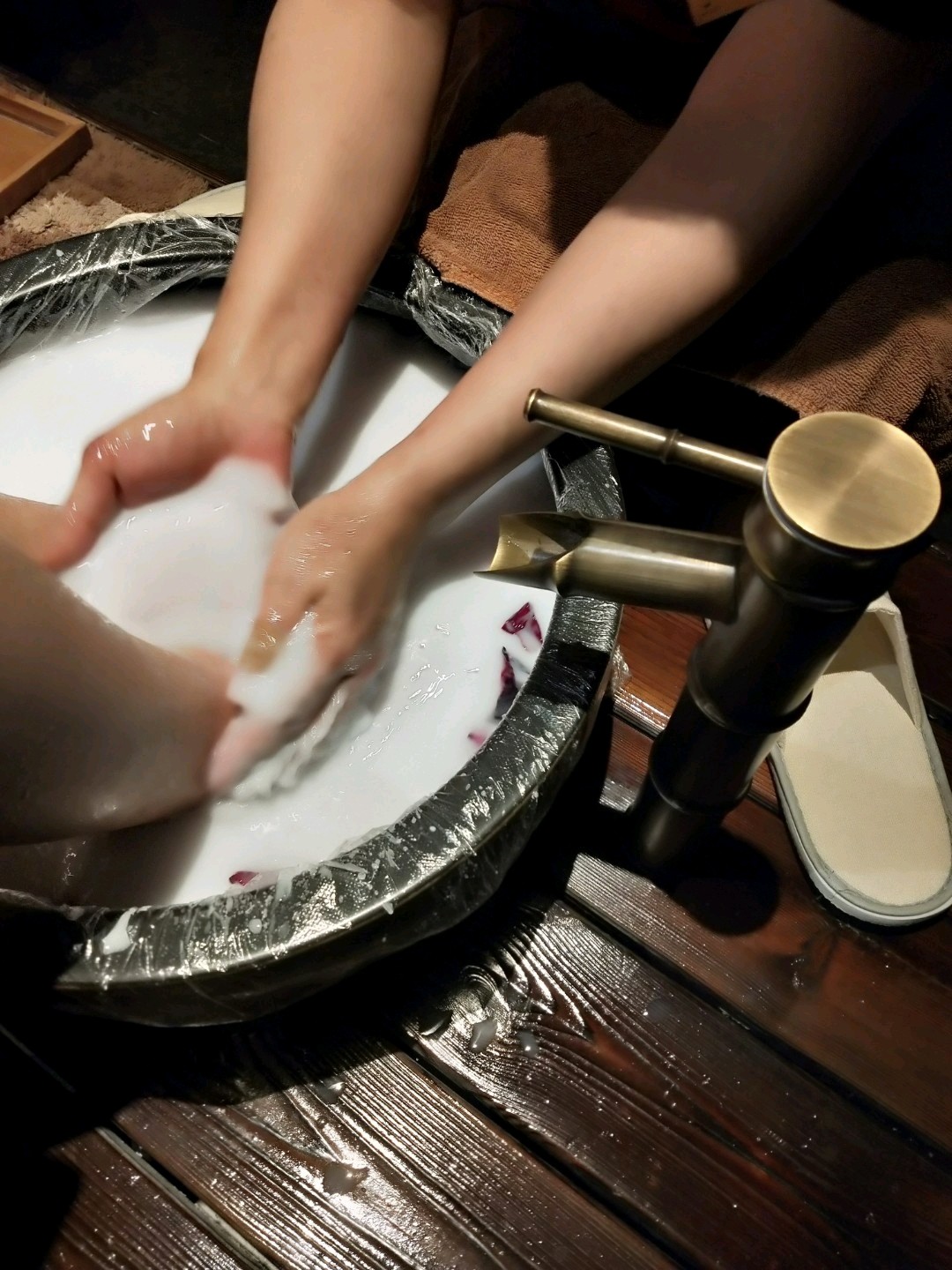 牛奶泡脚,对于肌肤的滑嫩很有作用,坚持会看到细嫩的脚后跟.