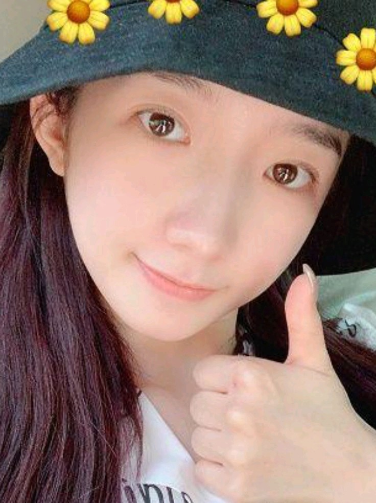 孟美岐现身直播现场带货,离开美颜滤镜的颜值令人惊叹