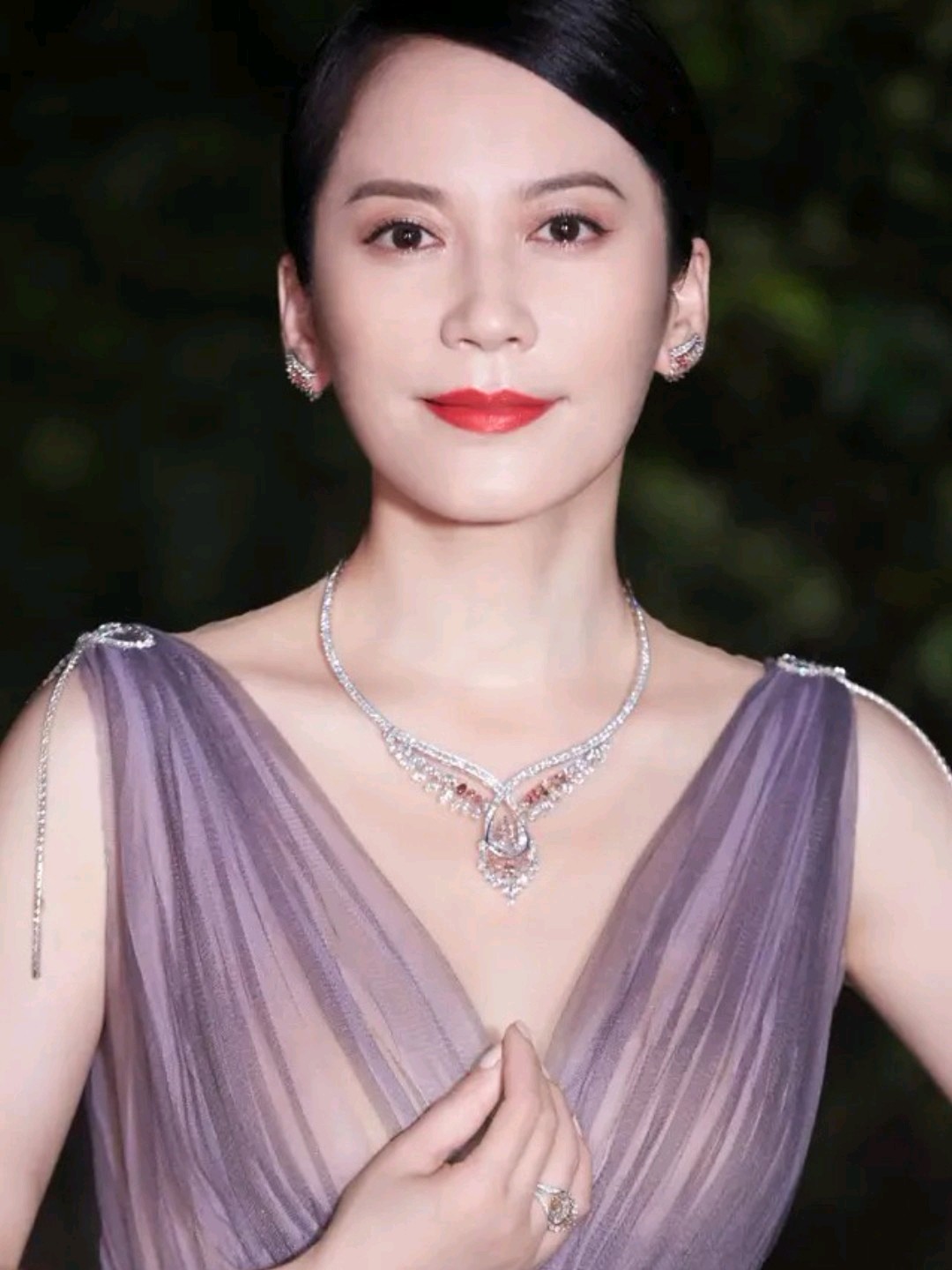 最近俞飞鸿参加直播黑衣红唇的扮相让人感叹岁月不败美人颜不得不说