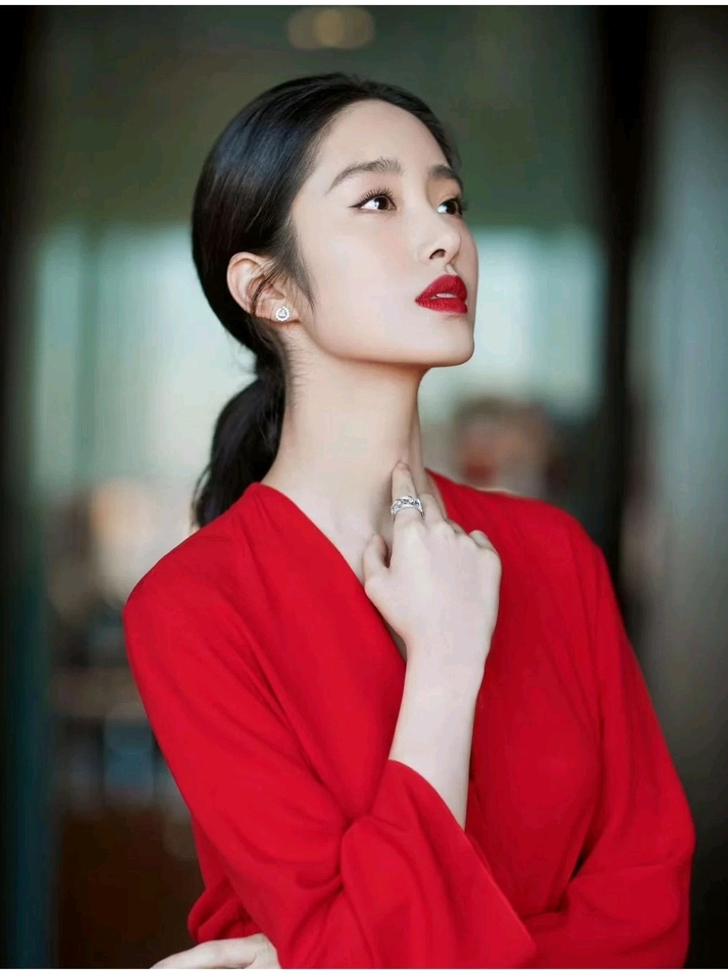 👧杨采钰是如何进阶成氛围系美人?平颧与厚唇的矛盾点_圈子-新氧美