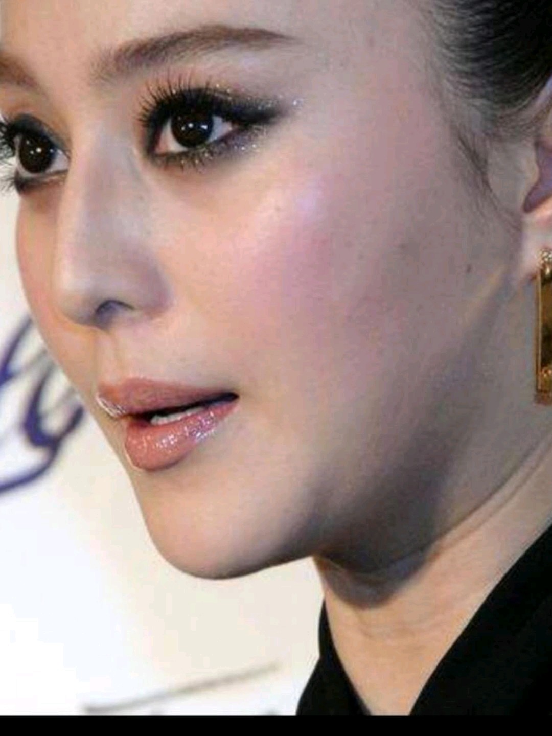 衰老不可逆,颈纹一现,立马老10岁 范冰冰颈纹已经出名,只要搜女明星