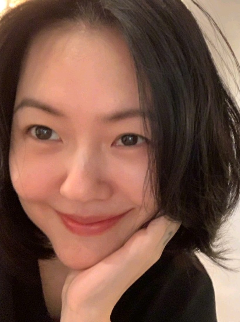 从鼻梁中部开始就向她的右侧弯曲的比较厉害#隆鼻# - 鼻子之所以歪,全