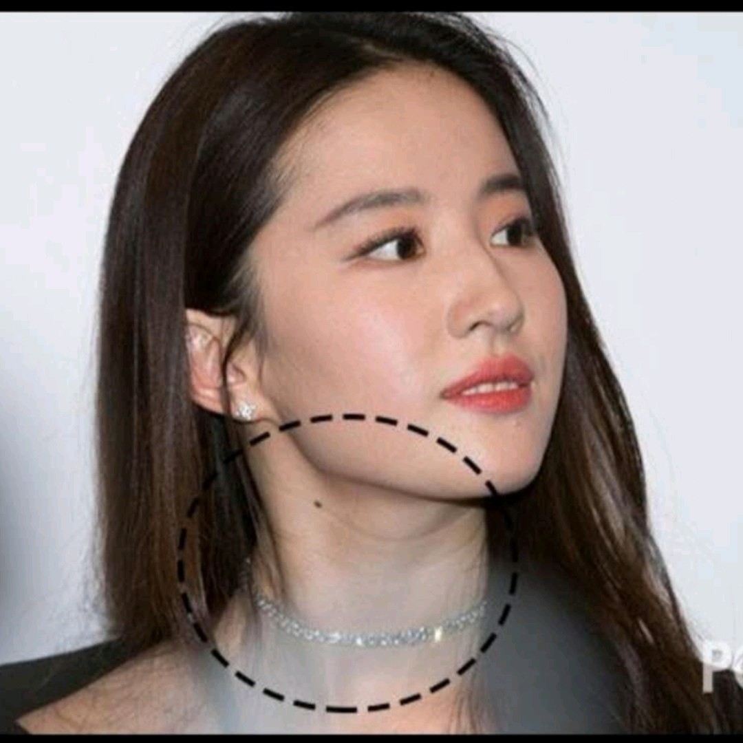 范冰冰颈纹已经成为纹届最著名,只要搜女明星颈纹就会出现无数冰冰