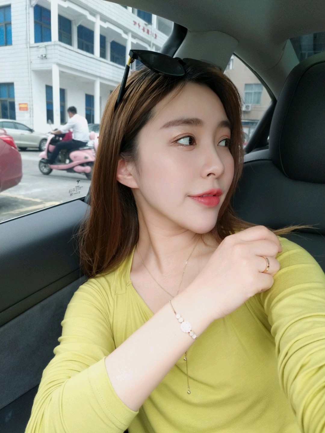 做完之后看着脸部饱满了很多,看 起来很少女脸,元气满满~现在经常照