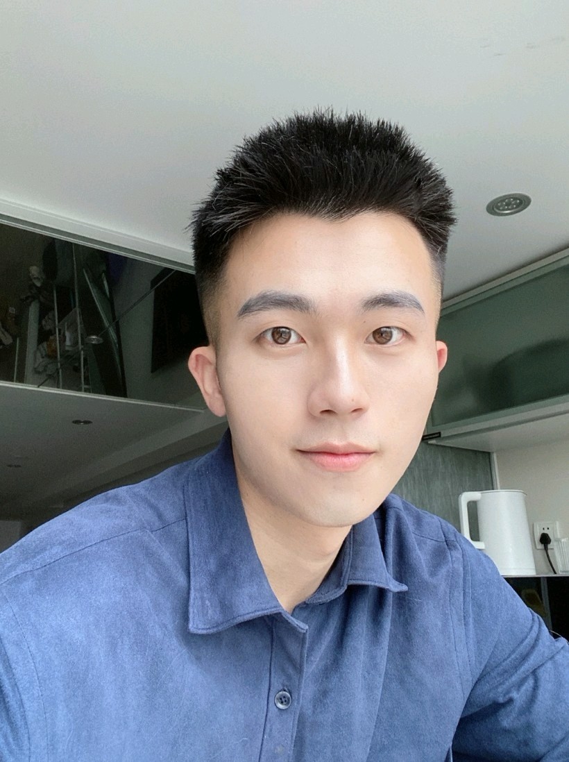 帅小伙的宅家日常,对着电脑工作外加两张自拍,眉毛看_圈子-新氧美容