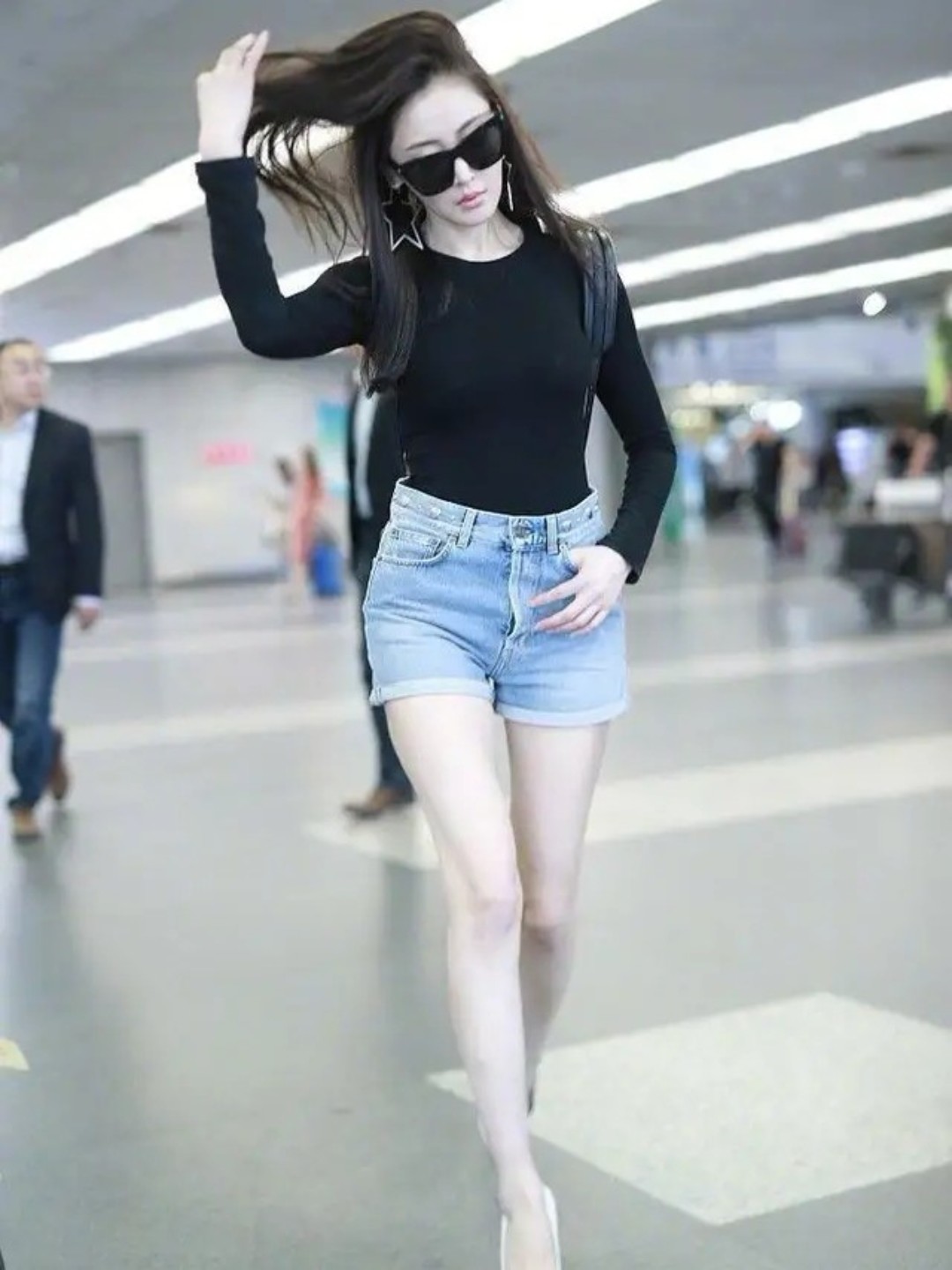 9090我们都知道张天爱拥有性感的身材,但身材到底性感_圈子-新氧