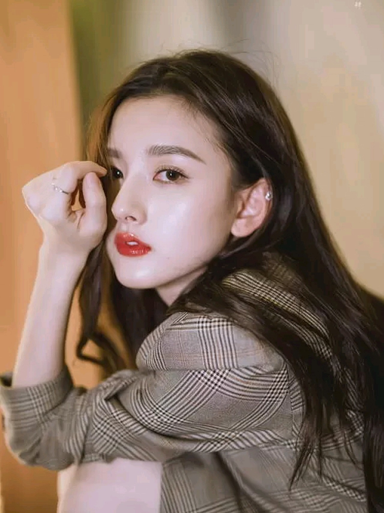 眉眼条件不错,眼型是有神的杏眼,搭配柳叶眉,发际线也很漂亮,额头饱满