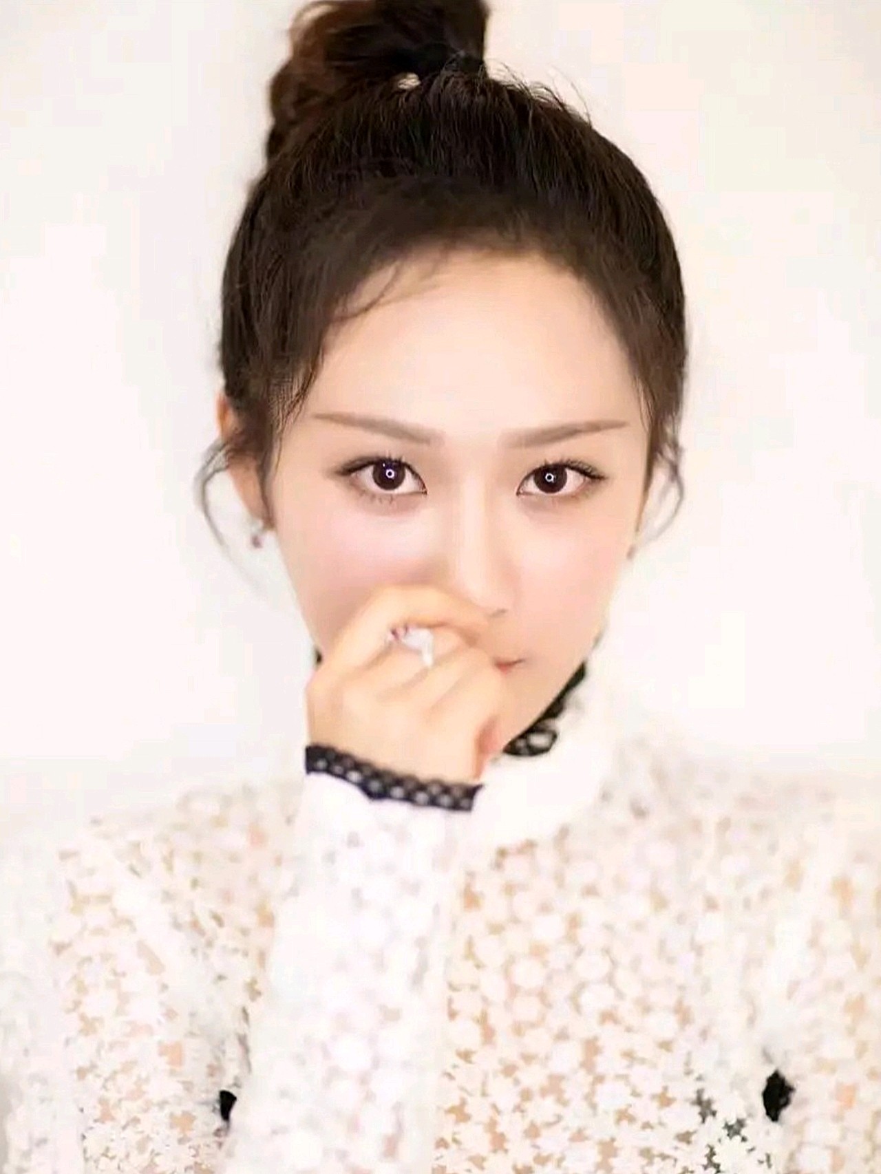 杨紫是童星出道,"小雪"已在观众心中留下了根深蒂固的形象,继续走调皮