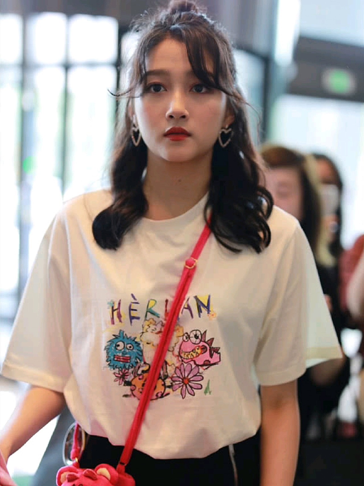 23岁的关晓彤黑眼圈严重,木偶下巴非常显老