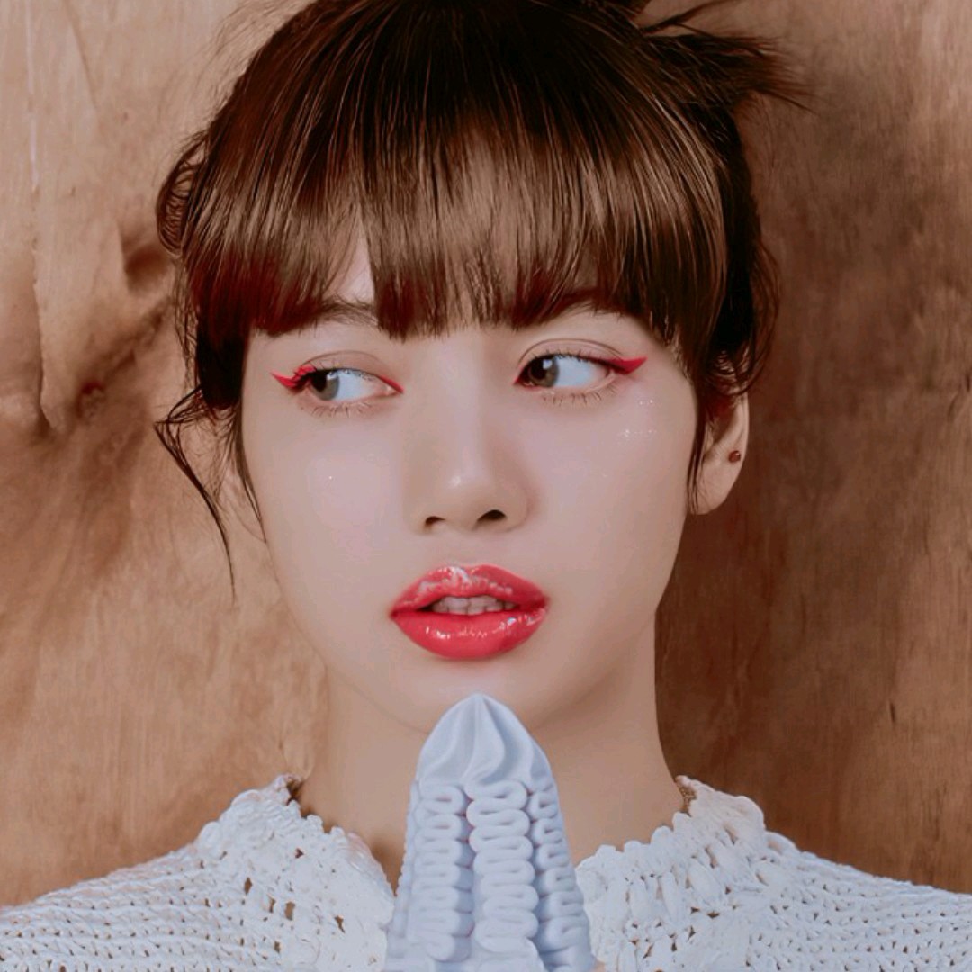 迷人的大眼睛 通过观察我们可以发现,lisa的眼睛比一般人的都殷大