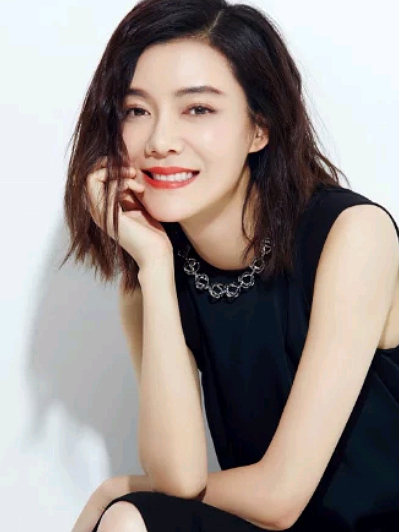 车晓的新剧《激荡》上线了,童年女神还是那么高挑纤细