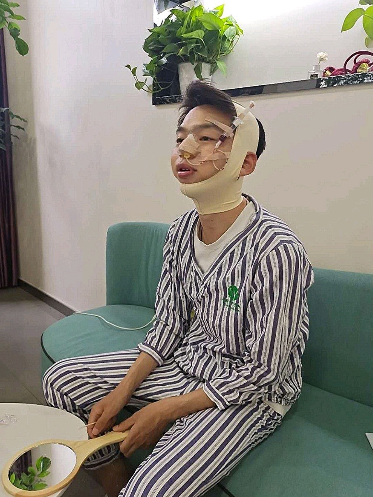 简单自我介绍一下吧,本人20,本科大一表演生,在善_圈子-新氧美容整形