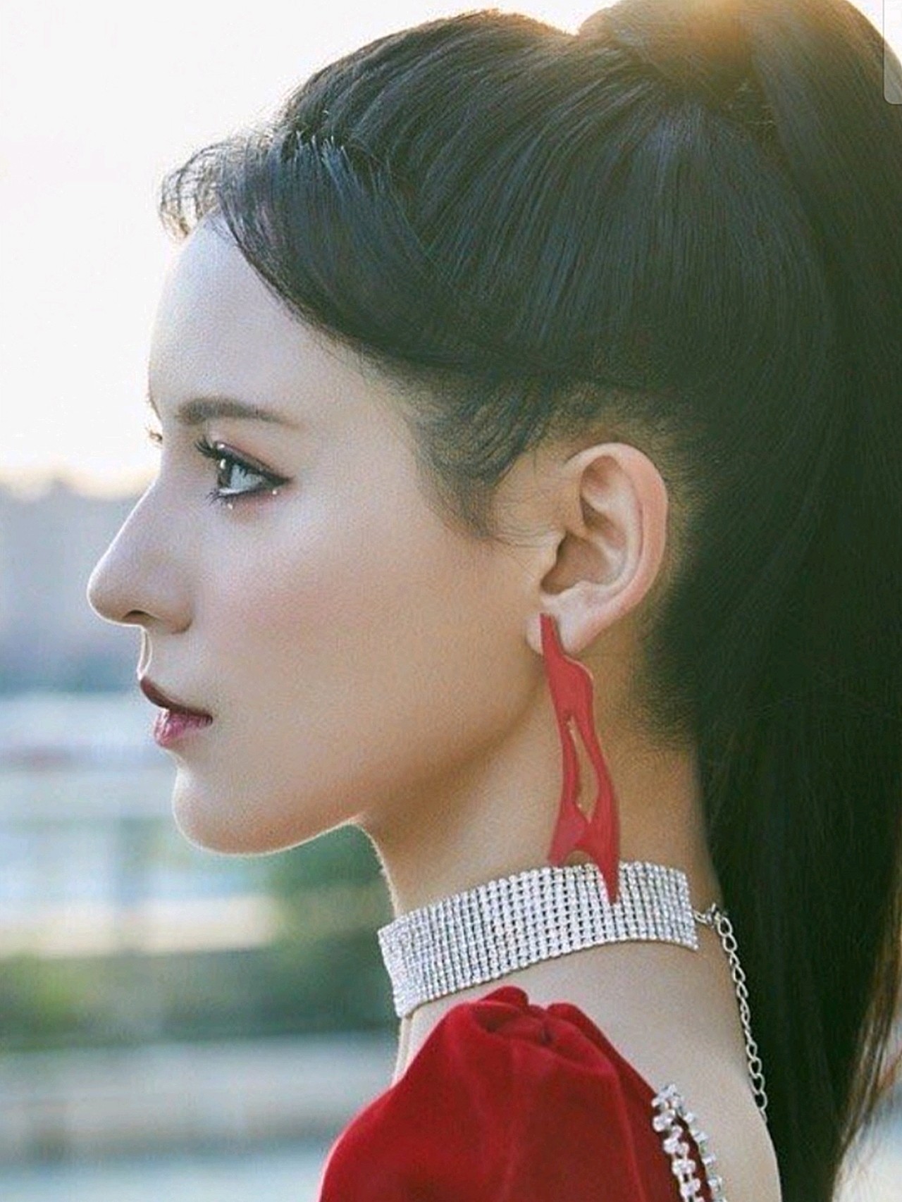 现在的张予曦垫高眉骨,填充额头,使得眼眸深邃,增添了许多混血感,让她