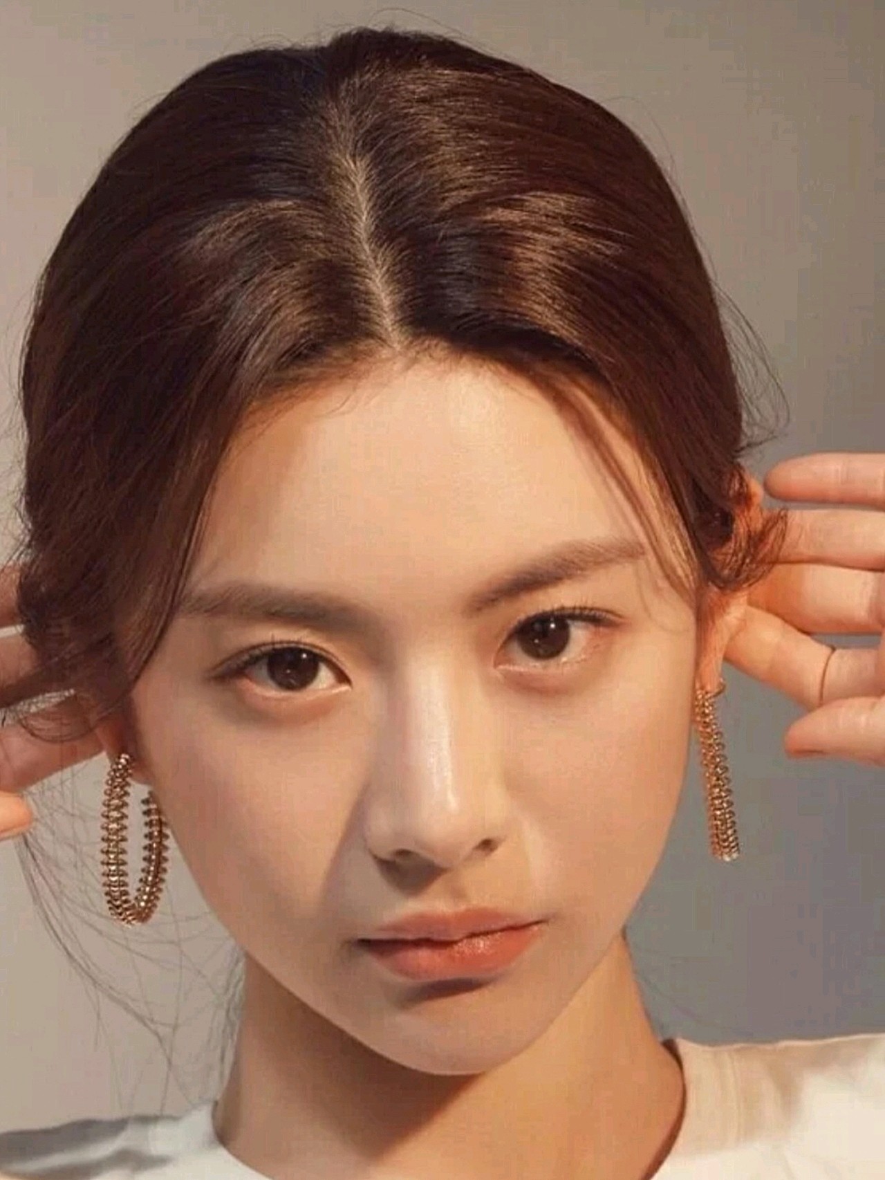 ↗首先是她的眼睛,早期的她双眼皮不明显,内眼角圆钝,还有点内眦赘皮