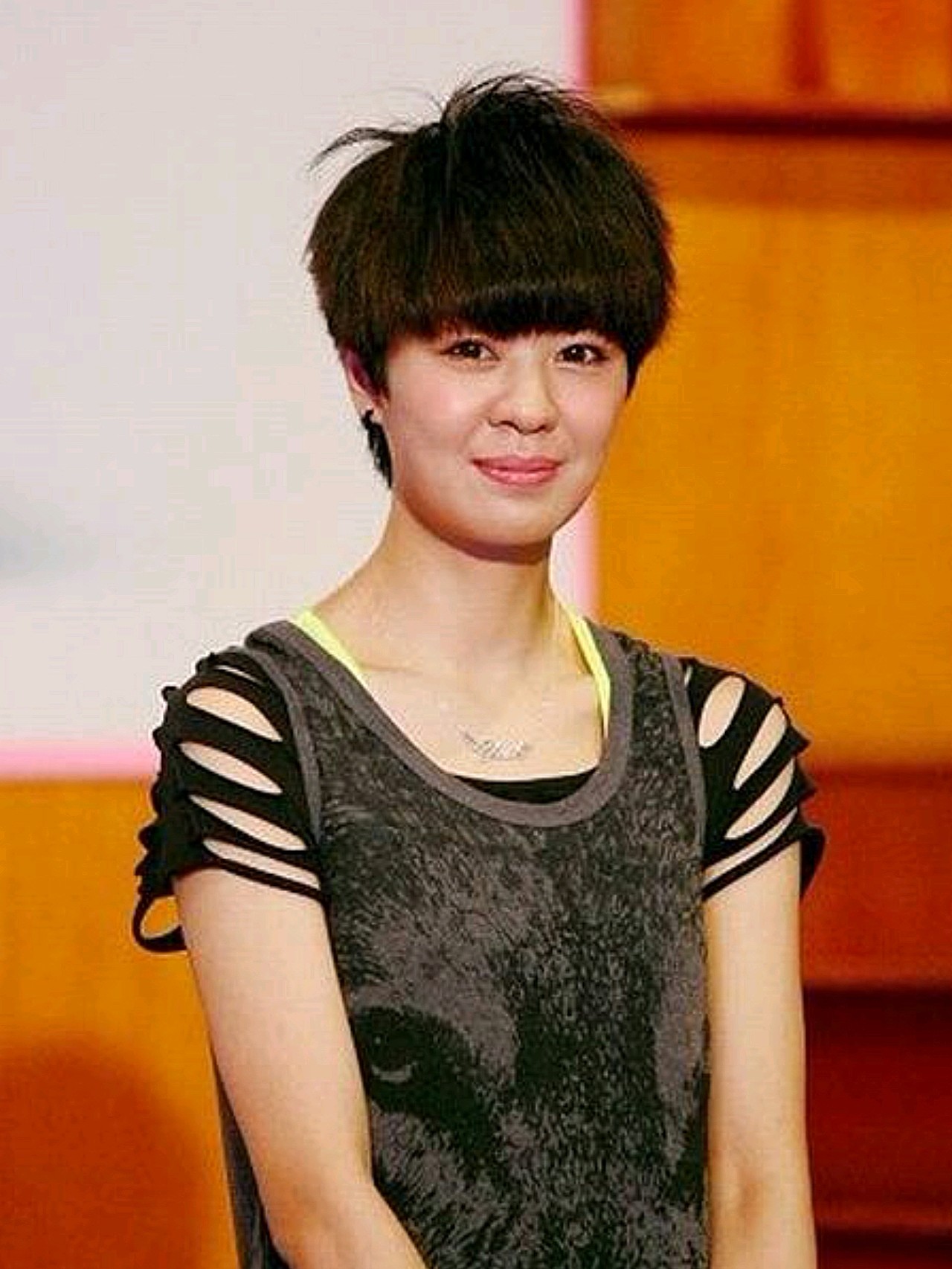 像上图p1中的郁可唯,两者差距真的相当大,第一张图比较老气沉闷,第二