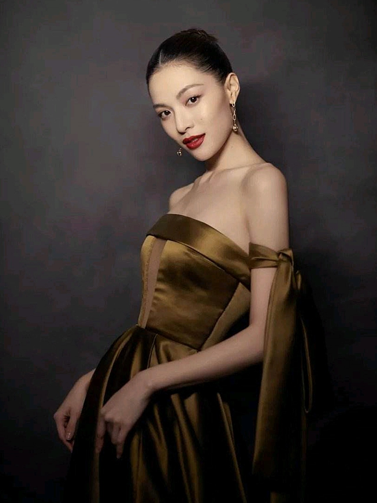 从肉感到骨感钟楚曦的高级脸是这样来的