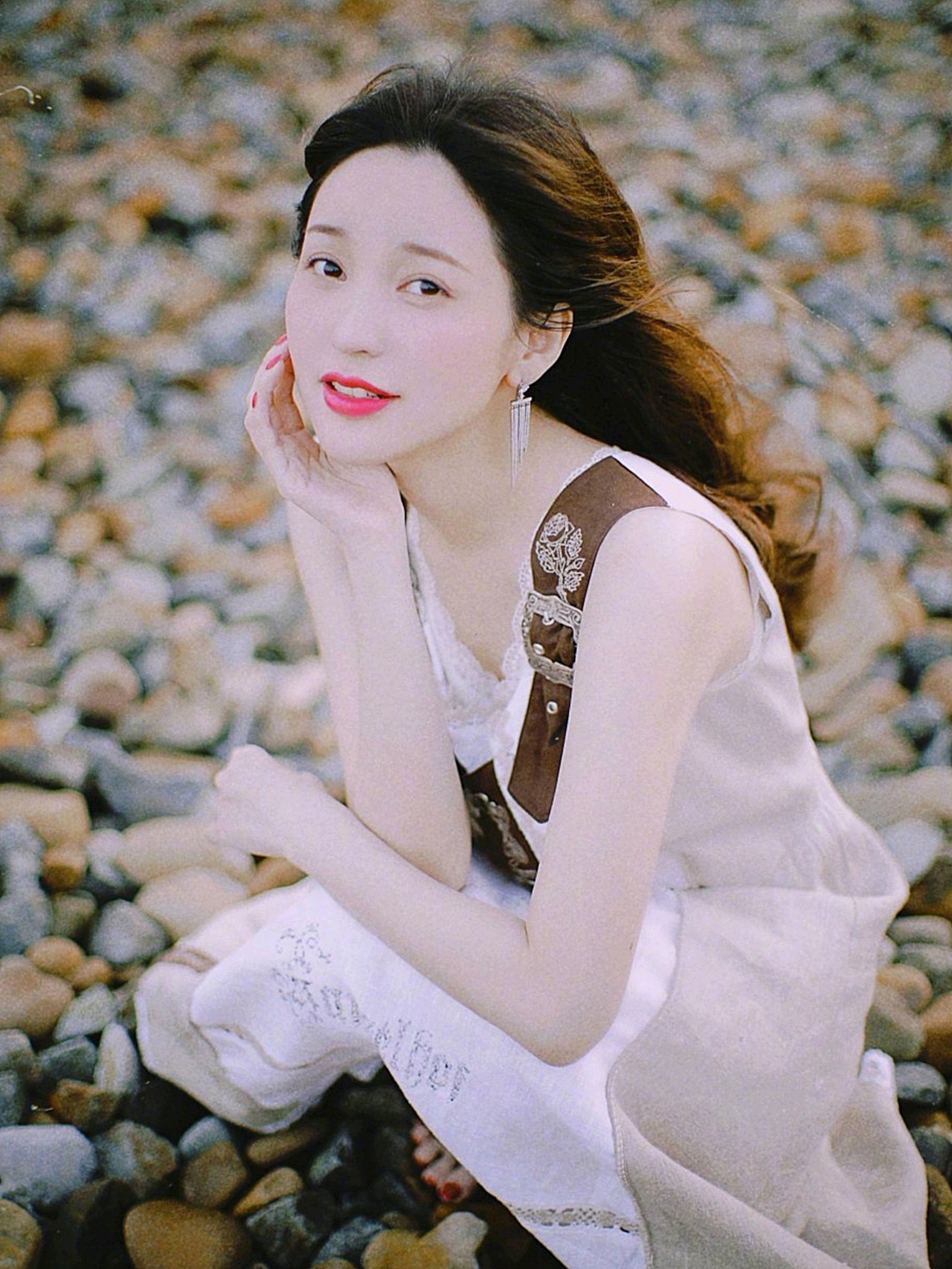 以前是明显的邻家妹妹类型:圆圆的脸,较为平整的下巴.