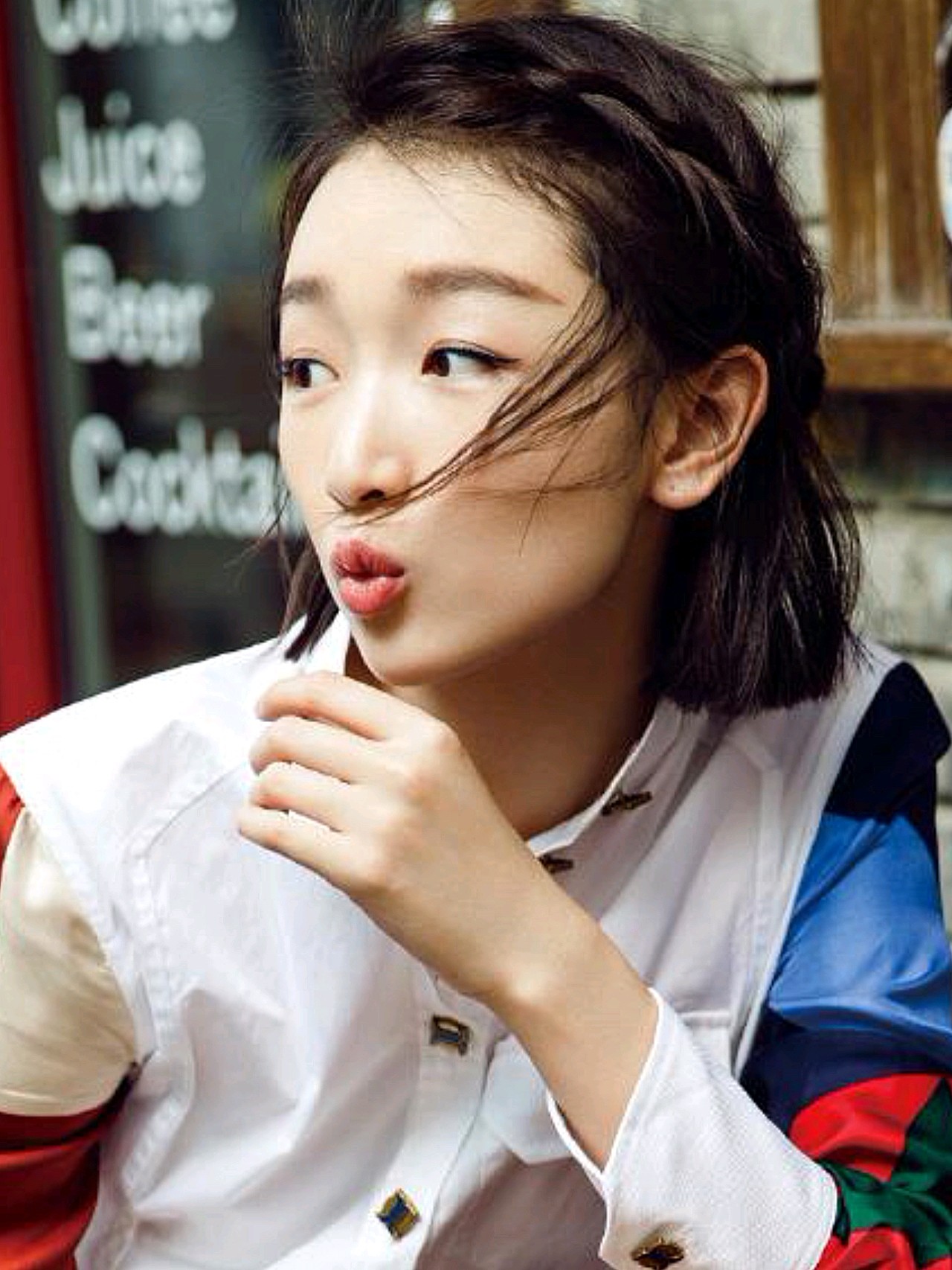 五官 周冬雨的脸型很小巧,五官单看也很普通,但整体上看起来就让人有