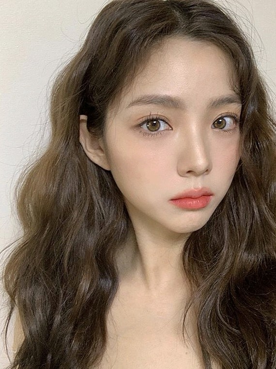 我很喜欢那种肉嘟嘟满满胶原蛋白的脸,很粉广濑丝丝的颜,平常看朋友都