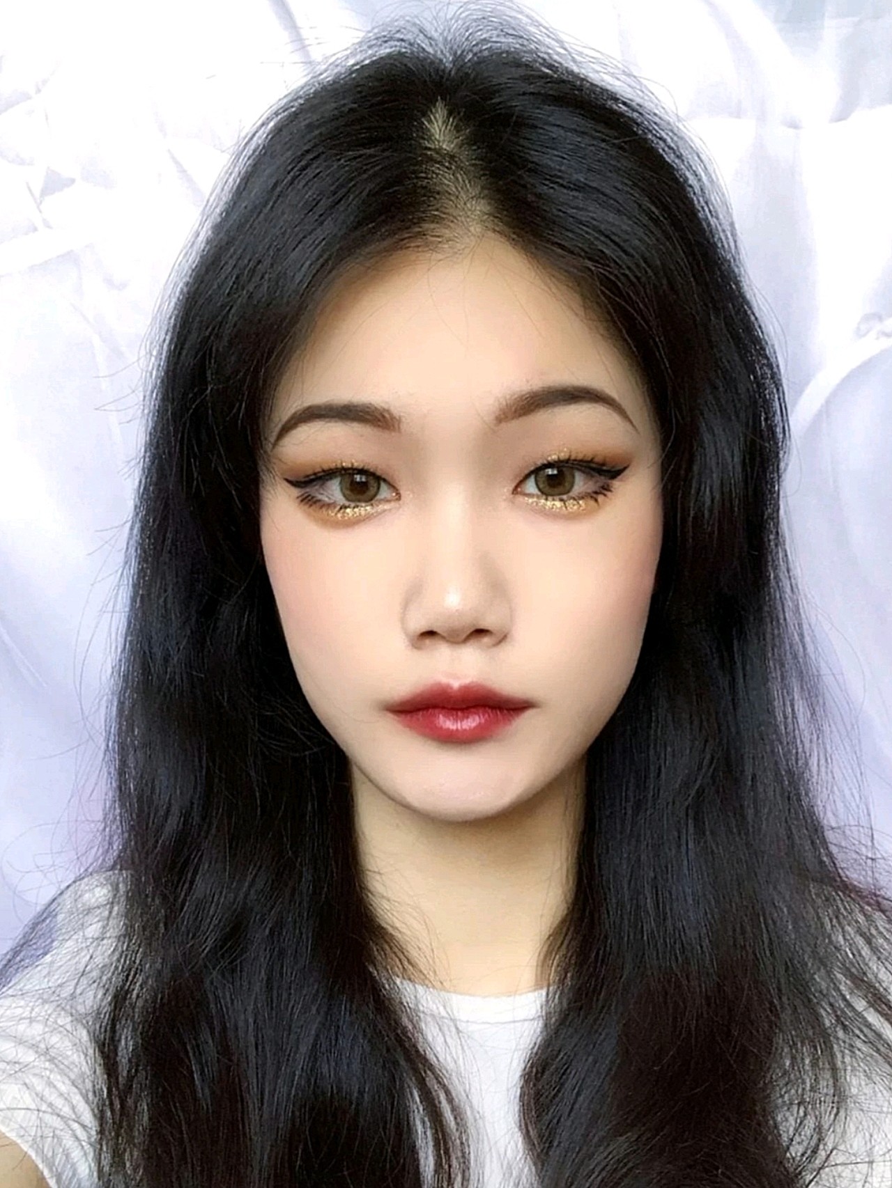 内双肿眼泡金色烟熏酷女孩妆容