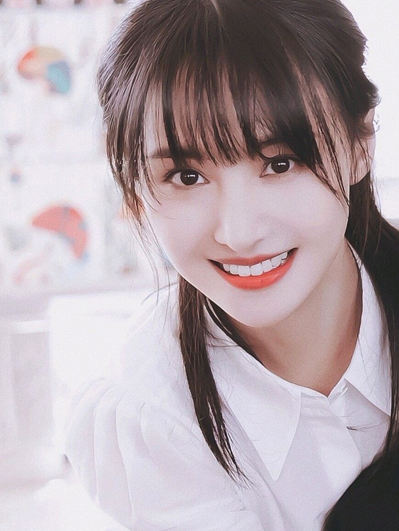 我们来看一下郑爽的眼角,比例非常的合适,不仅增大了眼睛,脸部比例也