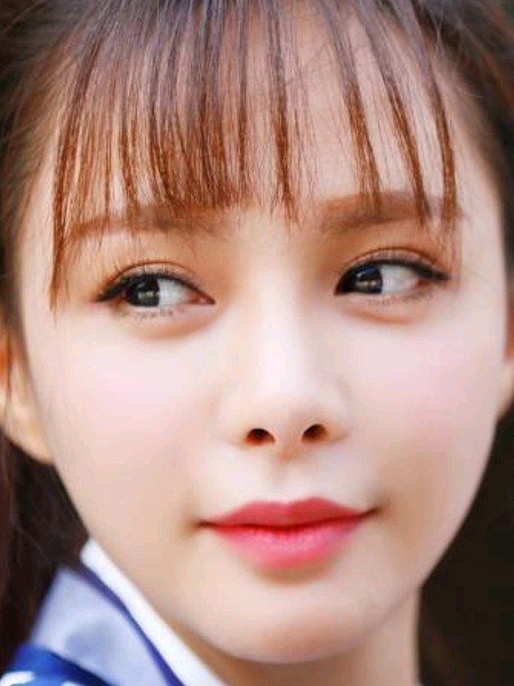 沈梦辰的侧颜和正面,哪个更好看?