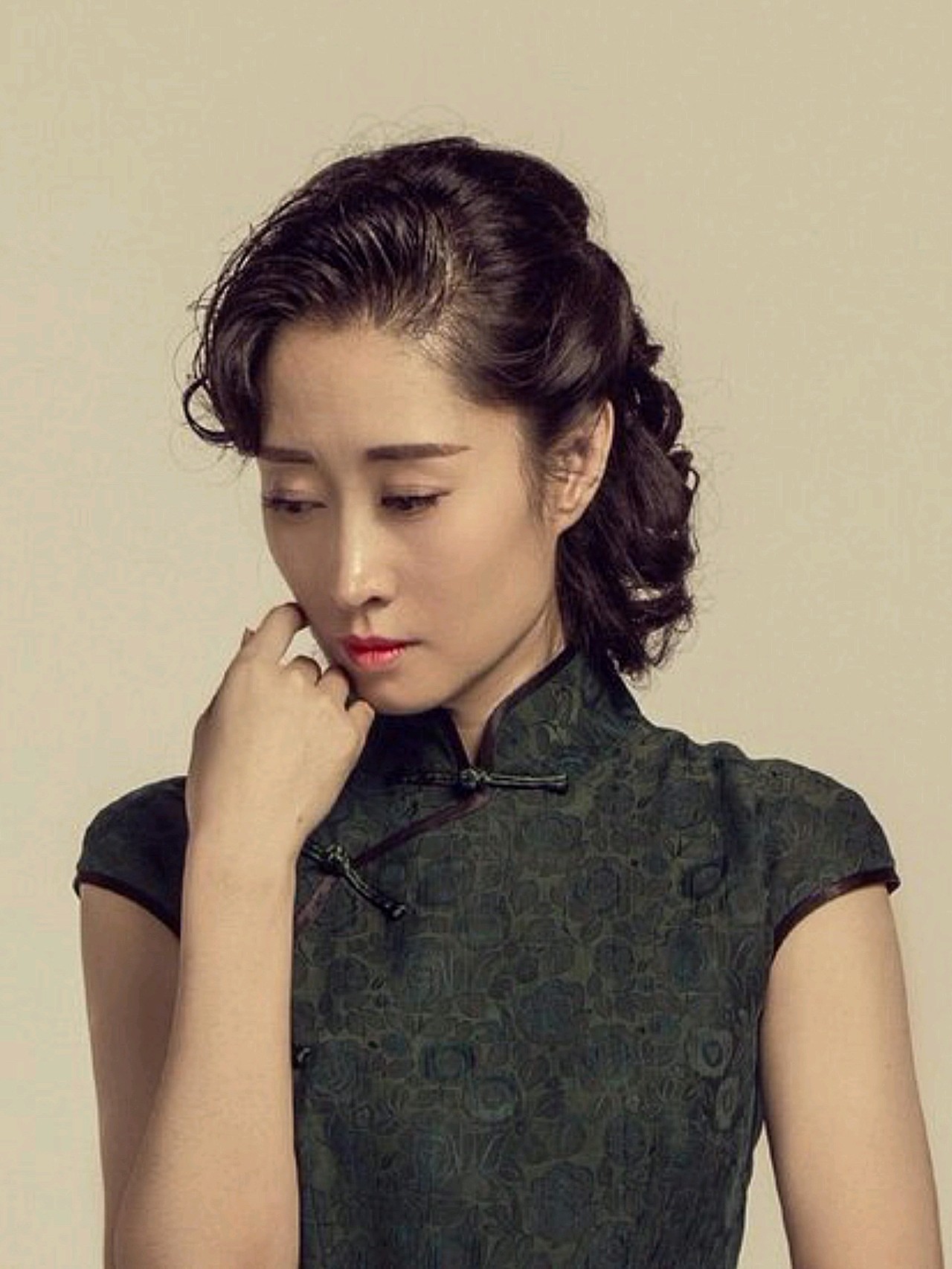 正式的舞台看到一个好像摇着酒杯,喝醉了,耍着小表情的女艺人在表演