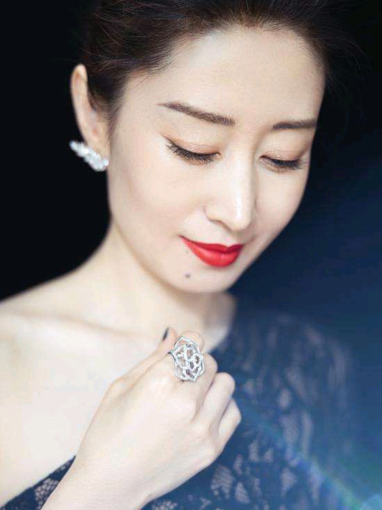 没想到,刘敏涛唱了红色高跟鞋之后,竟然一下子成为大家津津乐道的话题