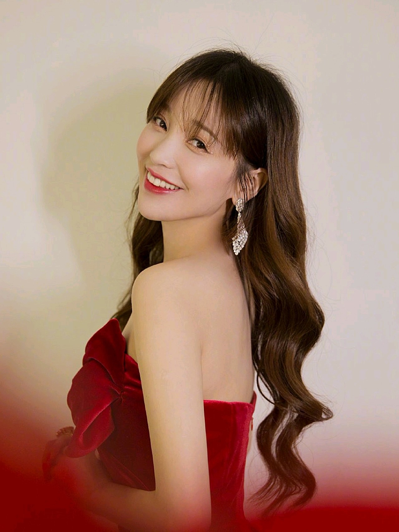 小伙伴的青春中都少不了《十八岁天空》的影子,那时的金莎清纯可爱