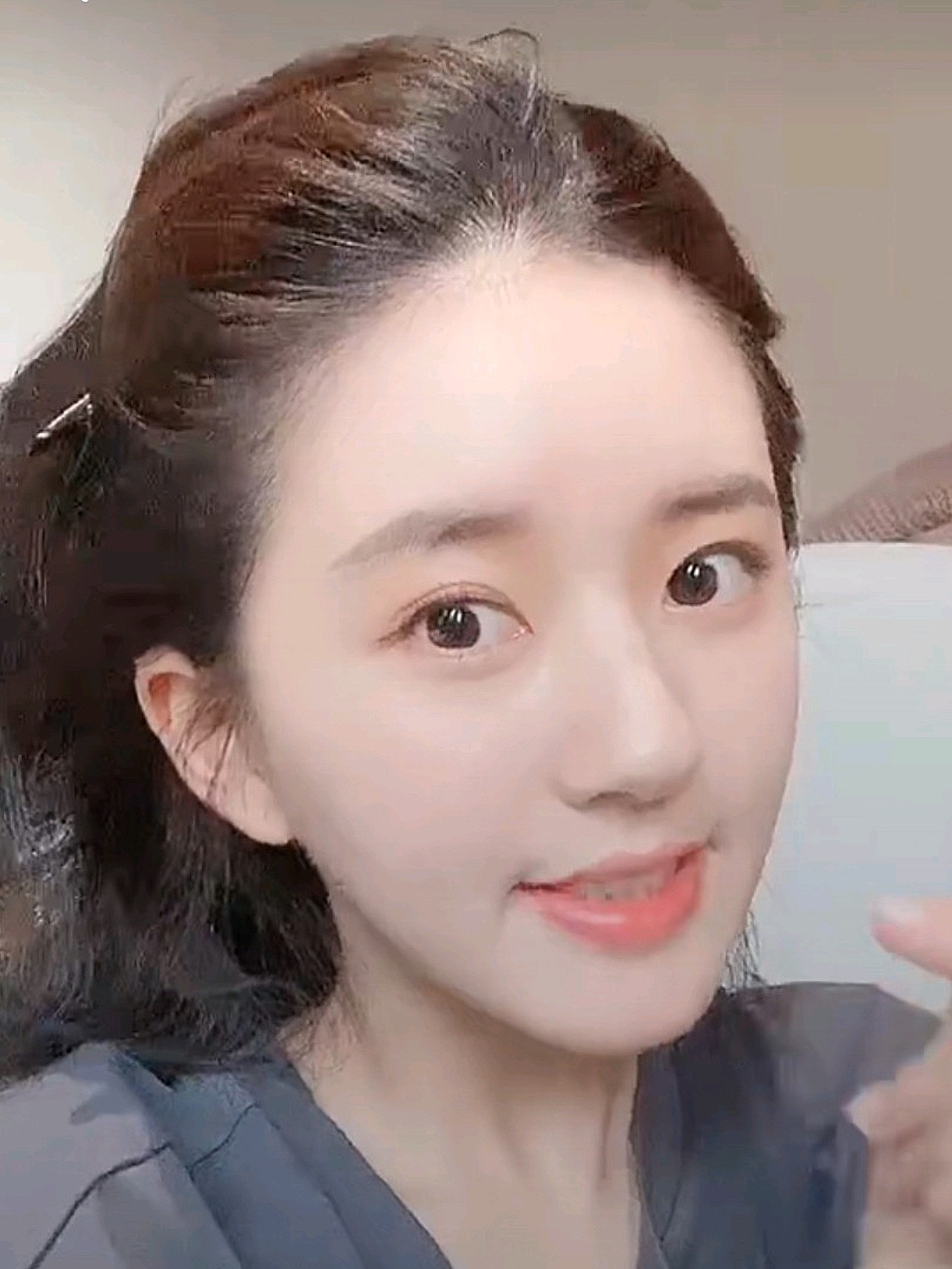 赵露思一直是元气少女感的代表,她的一张椭圆的小脸圆肉嘟嘟的,虽然带