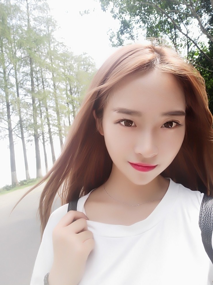 你看,很多童颜美女除了拥有标准的五官之外,还有一张饱满圆润的脸庞