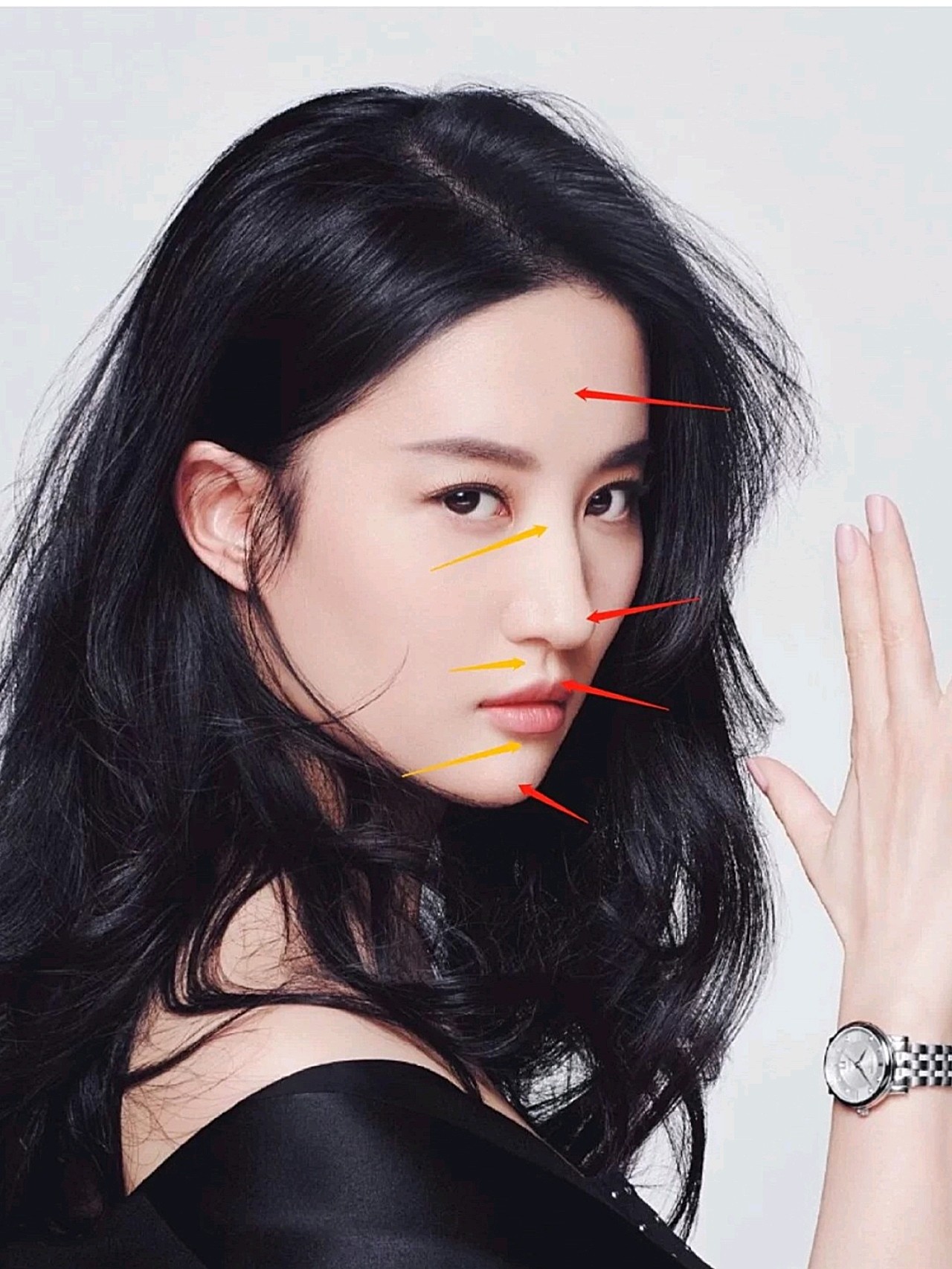 它不仅满足了"三庭五眼"的基本比例,也具有了良好的侧面立体度,包括