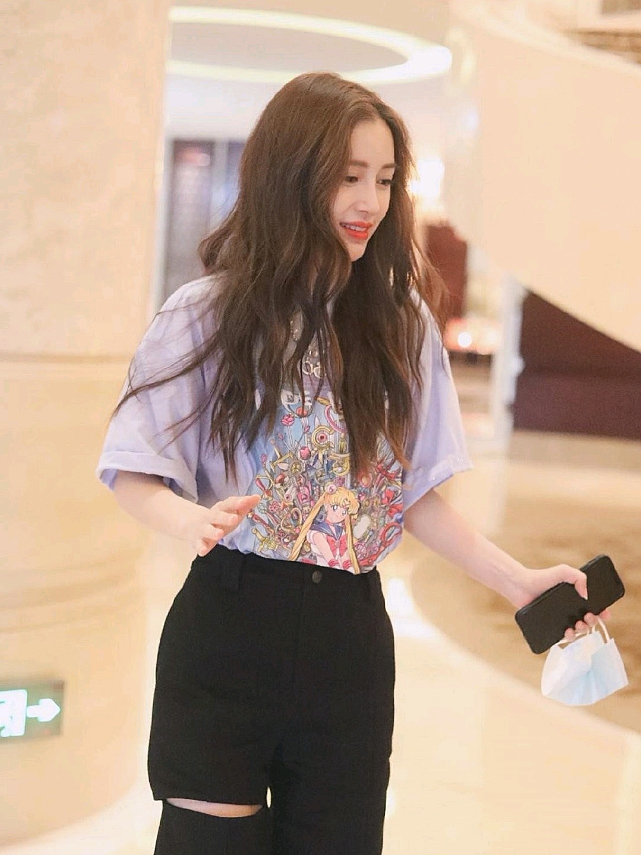 "百变小樱"杨颖穿搭超惊艳,假两件t恤搭牛仔裤清爽个性