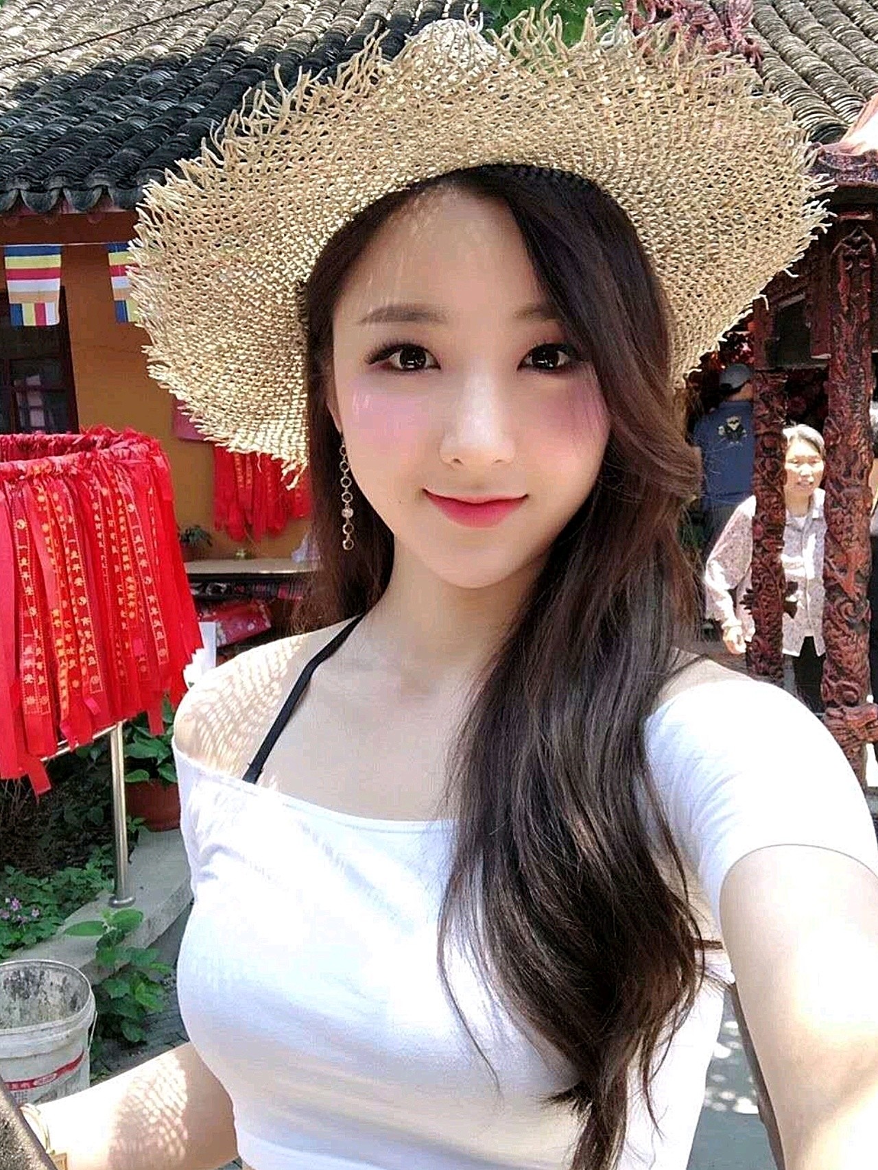 手术前我的胸部尺是a罩杯不到,而我现在的胸部是c罩,还有了乳沟呢我真