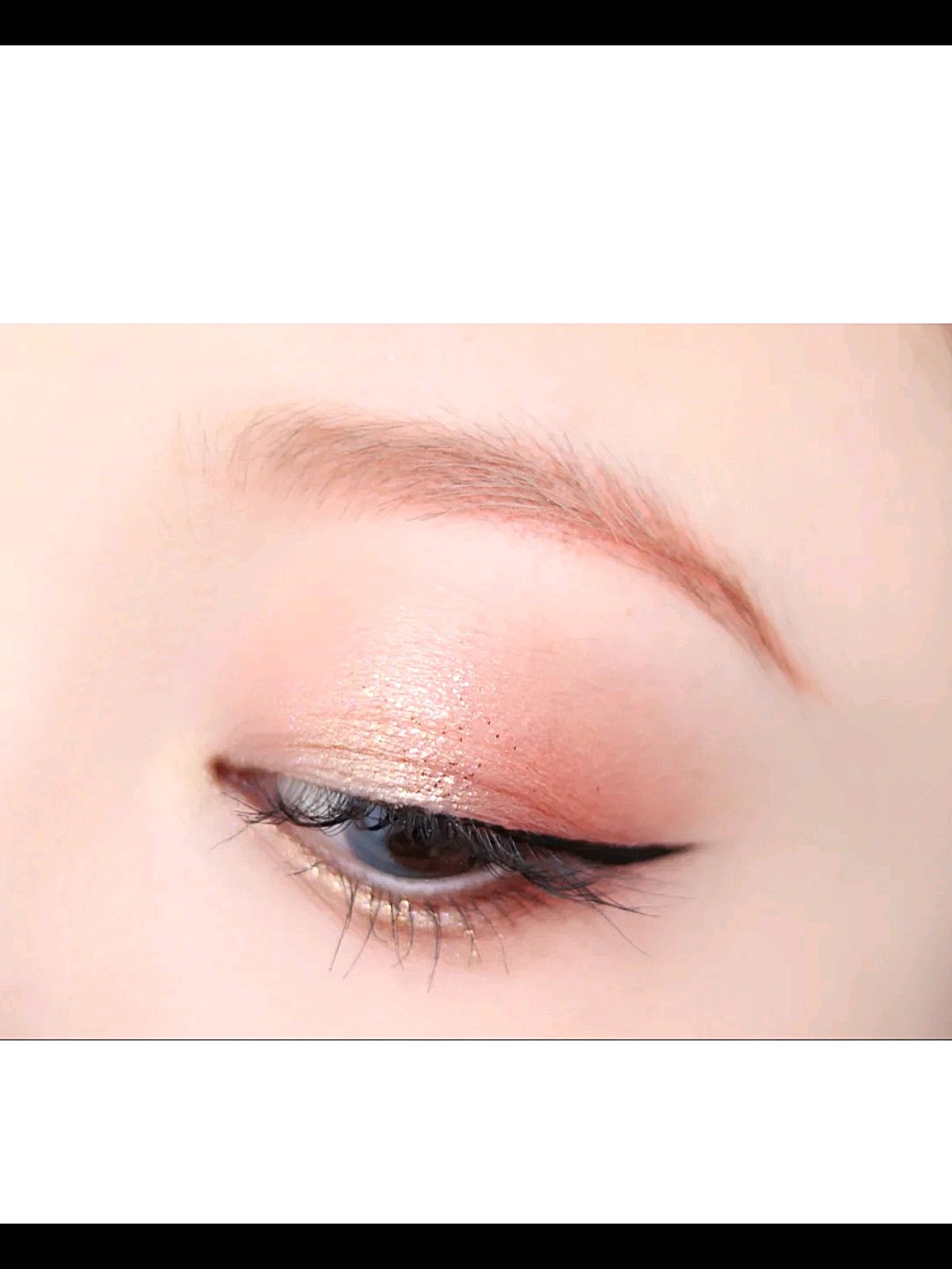 画法:用眼影刷蘸取橘色大面积在眼皮上以及下眼睑处晕染,稍微带过卧蚕